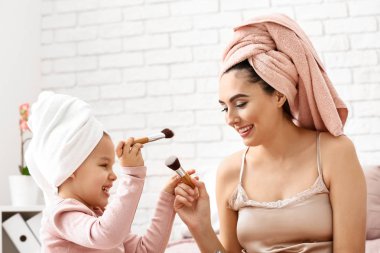 Sevimli küçük kız ve annesi evde makyaj