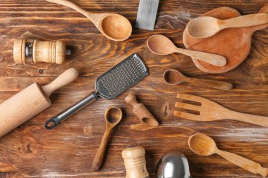 Mutfak ahşap arka plan üzerinde kümesi