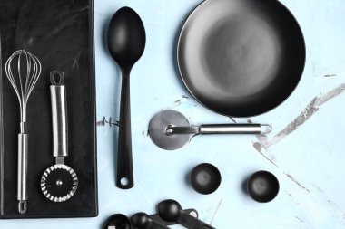 Mutfak renk arka plan üzerinde kümesi