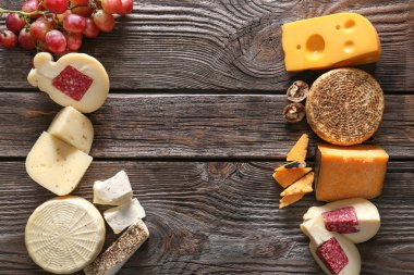 Ahşap masa üzerinde lezzetli peynir çeşitleri