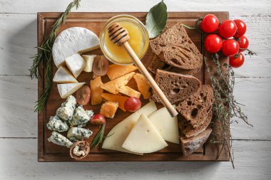 Ahşap tahta masada lezzetli peynir çeşitleri ile