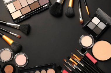 Kozmetik ve Aksesuar koyu arka plan üzerinde çerçeve yaptı