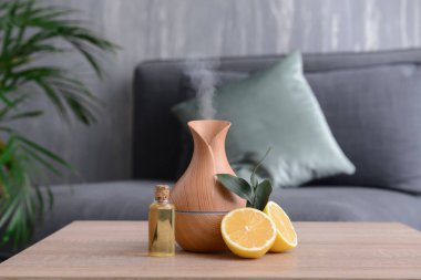 Aroma Yağı difüzör ve Oda tabloda narenciye meyve