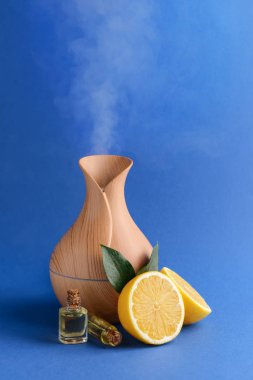 Aroma Yağı difüzör ve limon renk arka plan üzerinde