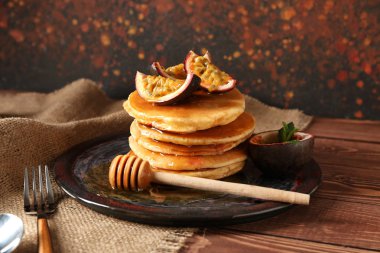 Tutku meyve ve ballı masada lezzetli gözleme