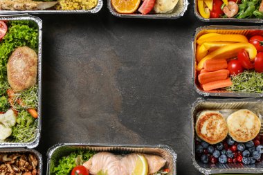 Gri zemin üzerine lezzetli yemekleri ile konteynerlerin çerçeve yaptı