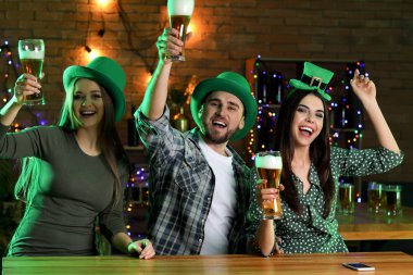 Gençler barda St Patrick's Day kutluyor