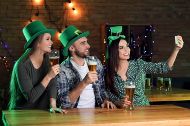 Gençler barda St Patrick's Day kutluyor