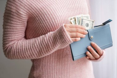 M-cüzdan ile Doları banknot, closeup tutan kadın