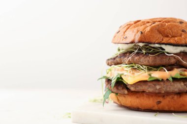 Masa lambası, closeup lezzetli burger