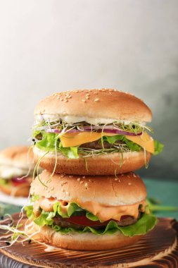 Masada lezzetli hamburger yığını