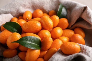 Lezzetli Kamkat meyve masada