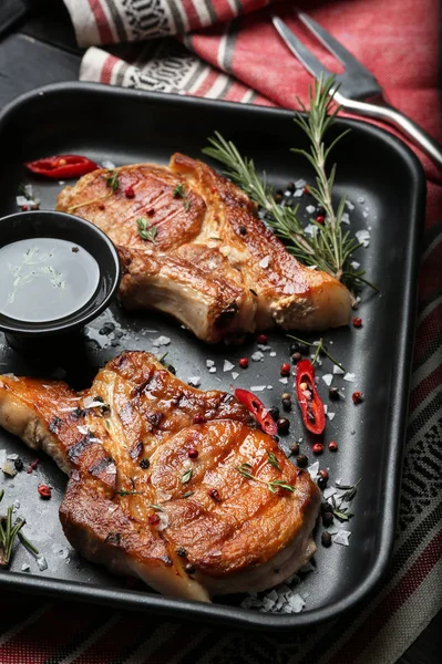 Assiette avec viande cuite savoureuse, huile et épices sur la table — Photo