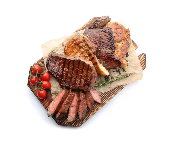 Деревянная доска с разнообразным вкусным мясом на белом фоне — стоковое фото