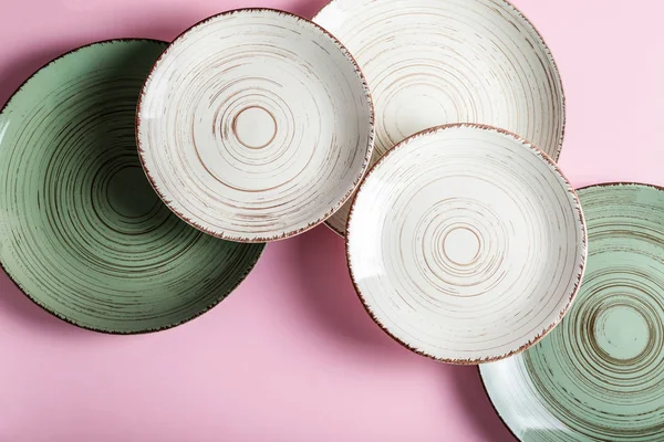 Muchas placas de cerámica sobre fondo de color — Foto de Stock