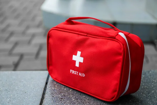 İlk yardım çantası açık havada