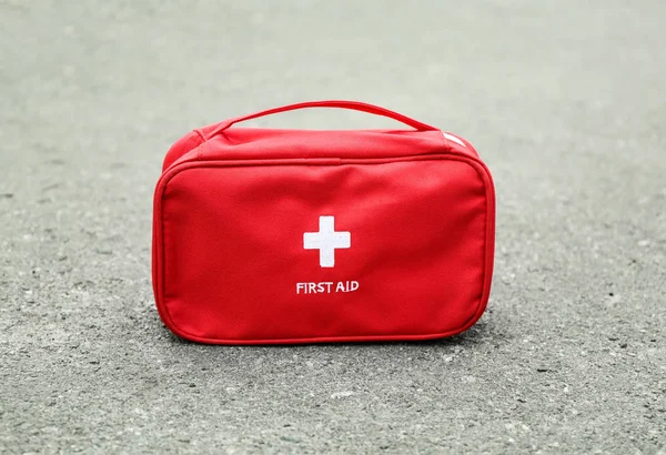Eerste hulp kit buitenshuis — Stockfoto