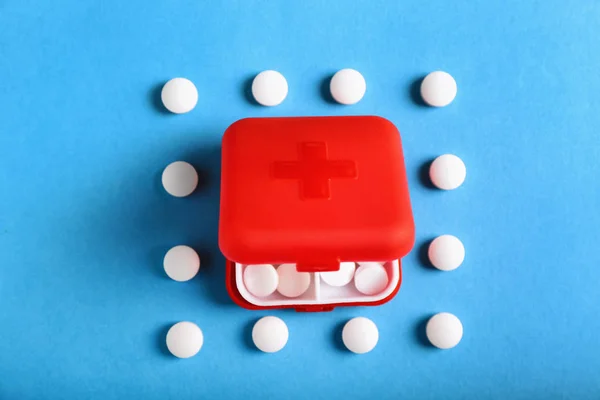 Pudełko z tabletkami na tle koloru — Zdjęcie stockowe