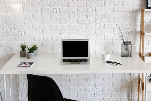 Elegante lugar de trabajo con computadora moderna en el interior de la habitación —  Fotos de Stock