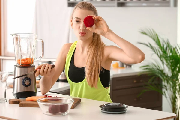 Young woman making healthy smoothie at home — Stock Photo, Image