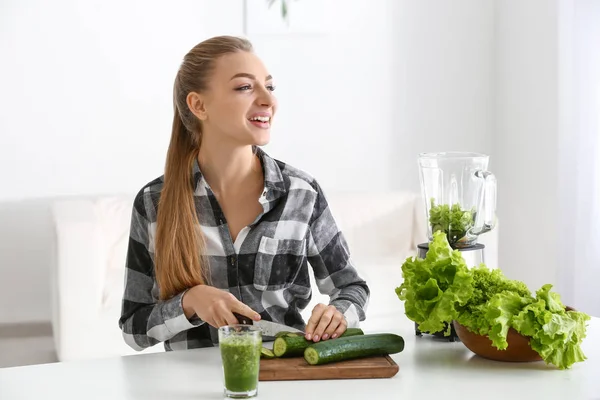 Jonge vrouw thuis gezonde smoothie maken — Stockfoto