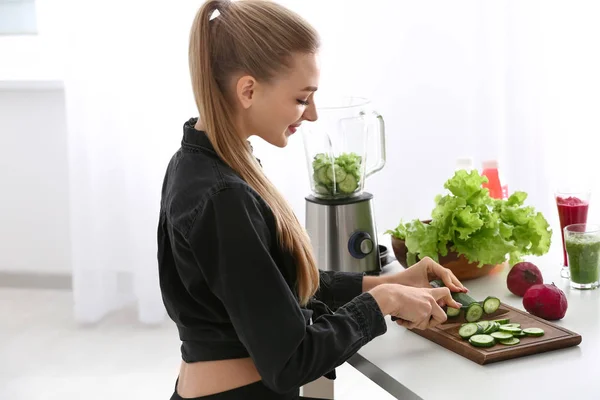 Ung kvinna att göra hälsosam smoothie hemma — Stockfoto