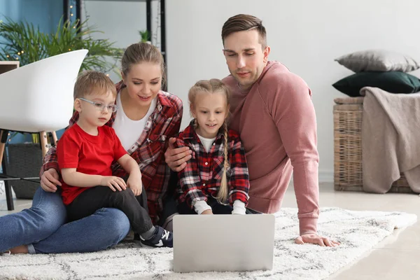 Glückliche Familie schaut Cartoons zu Hause — Stockfoto