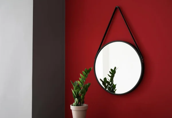 Espejo colgando en la pared de color —  Fotos de Stock