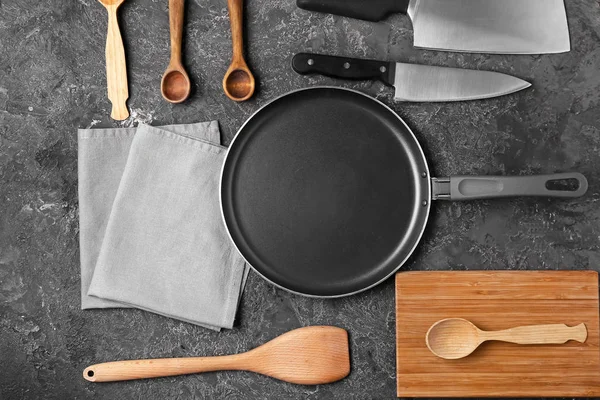 Set of kitchenware on grunge background — Stock Photo, Image