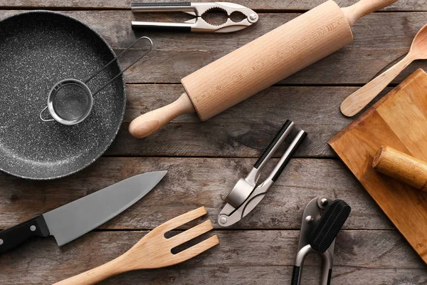 Conjunto de utensílios de cozinha sobre fundo de madeira — Fotografia de Stock