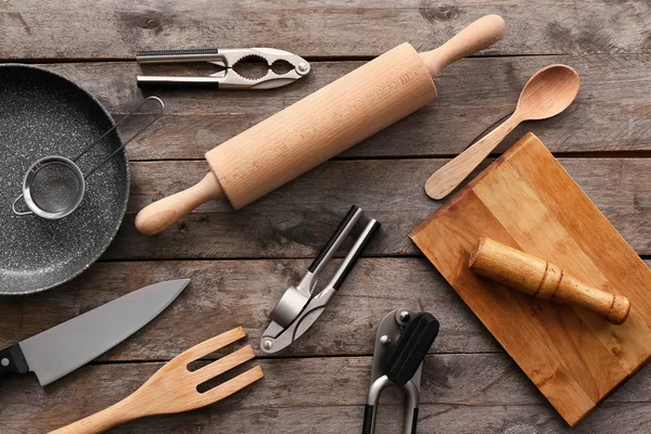 Комплект посуды на деревянном фоне — стоковое фото