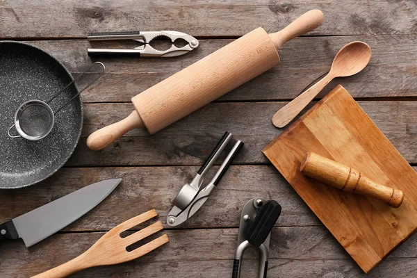 Ensemble d'ustensiles de cuisine sur fond en bois — Photo