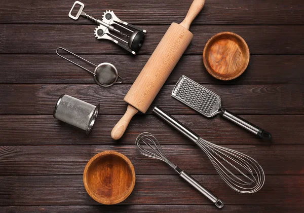 Set di utensili da cucina su sfondo in legno — Foto Stock