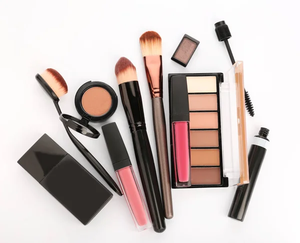 Set di cosmetici e accessori su sfondo bianco — Foto Stock