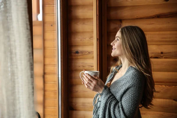 Vacker kvinna dricka kaffe hemma på morgonen — Stockfoto