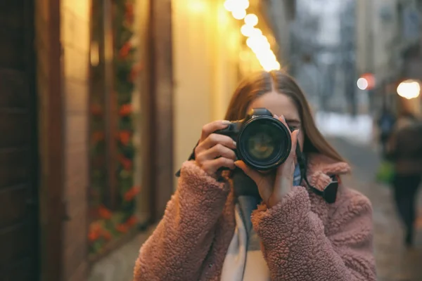 Fotógrafa al aire libre en Nochebuena — Foto de Stock