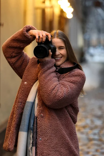 Female photographer outdoors on Christmas eve — Stock Photo, Image