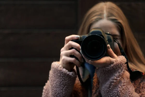 Молодая женщина фотограф на открытом воздухе — стоковое фото