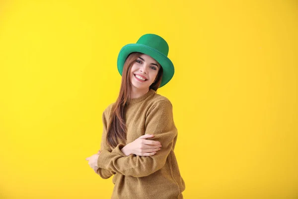 Beautiful young woman in green hat on color background. St. Patrick's Day celebration — Stock Photo, Image