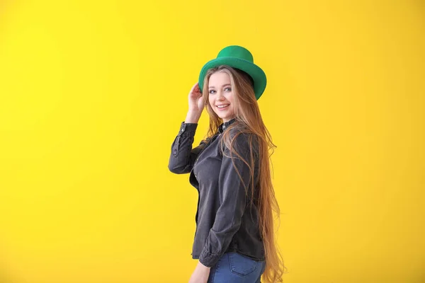 Красива молода жінка в зеленому капелюсі на колір тла. Святого Патріка день святкування — стокове фото