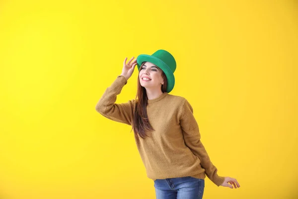 Beautiful young woman in green hat on color background. St. Patrick's Day celebration — Stock Photo, Image
