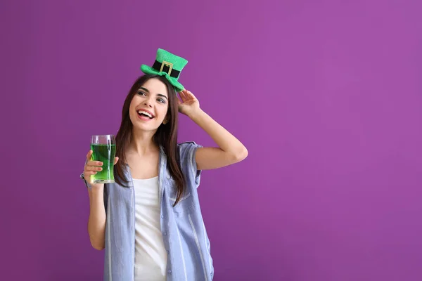 Krásná mladá žena s zelený klobouk a sklenicí piva na barvu pozadí. Oslava dne svatého Patrika — Stock fotografie