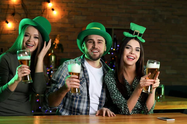 Jongeren St. Patrick's Day viering in pub — Stockfoto