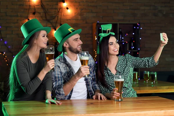 Jeunes célébrant la Saint-Patrick dans un pub — Photo