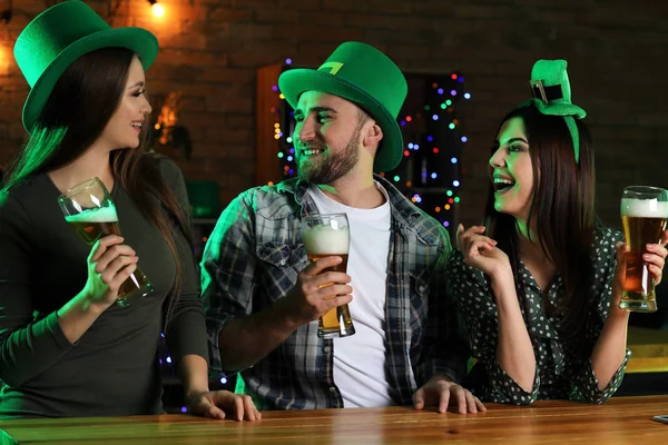 Jongeren St. Patrick's Day viering in pub — Stockfoto