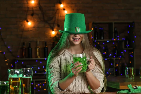 Mooie jonge vrouw, St. Patrick's Day viering in pub — Stockfoto