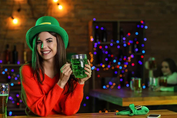 Belle jeune femme célébrant la Saint-Patrick au pub — Photo