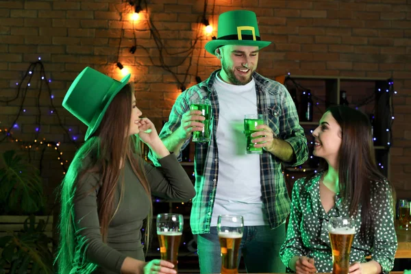 Young people celebrating St. Patrick's Day in pub — Stock Photo, Image