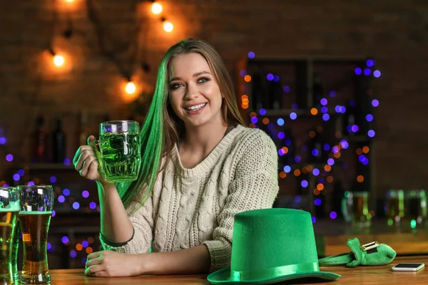 Mooie jonge vrouw, St. Patrick's Day viering in pub — Stockfoto