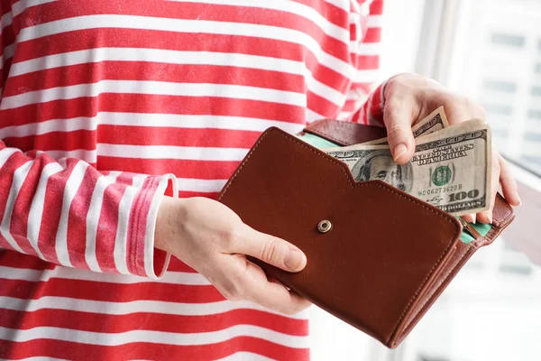 Mulher segurando carteira com notas de dólar, close-up — Fotografia de Stock